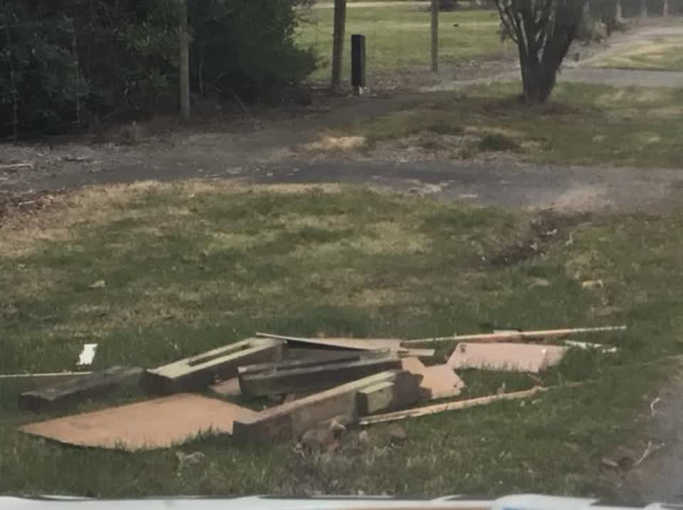 The photograph attached to this rubbish/recycling report