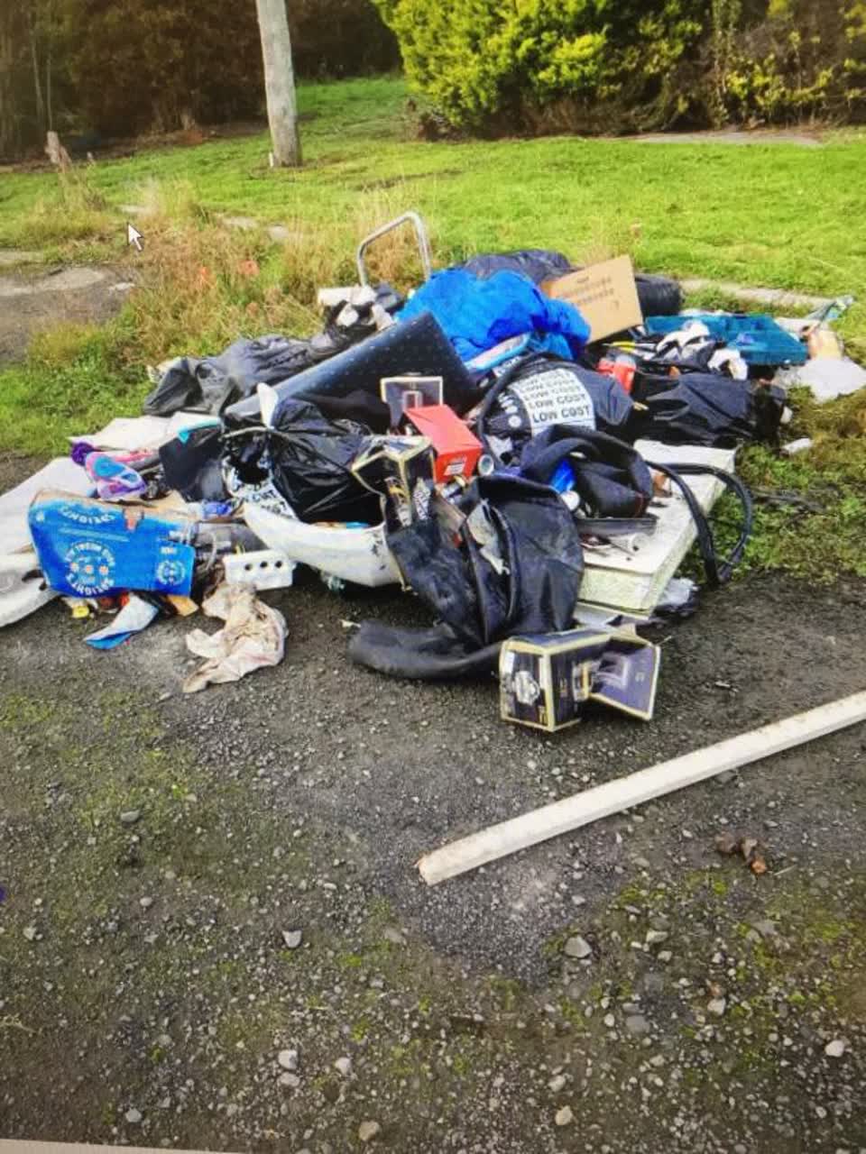 The photograph attached to this rubbish/recycling report