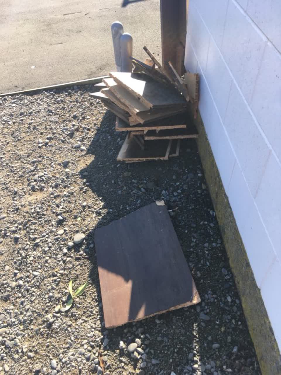 The photograph attached to this rubbish/recycling report