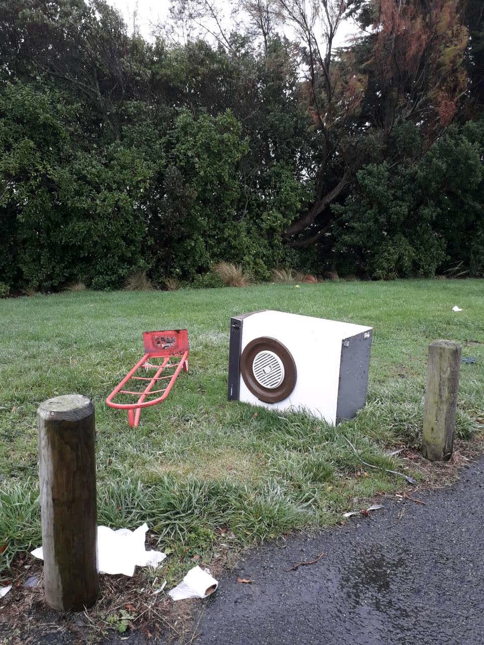 The photograph attached to this rubbish/recycling report
