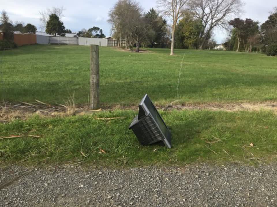 The photograph attached to this rubbish/recycling report
