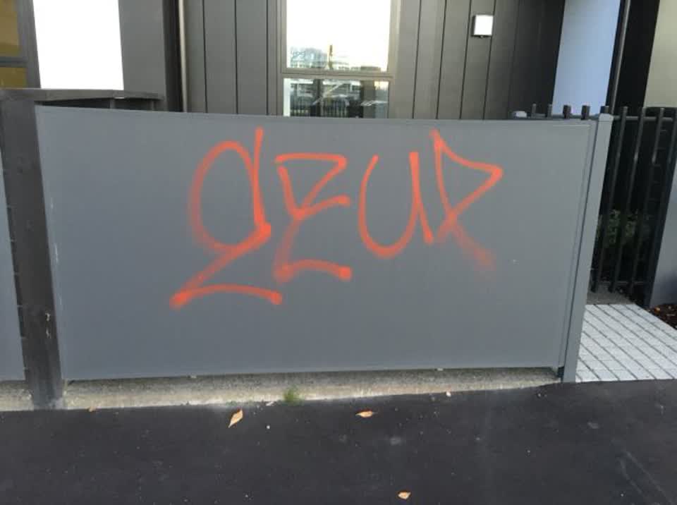 The photograph attached to this graffiti report