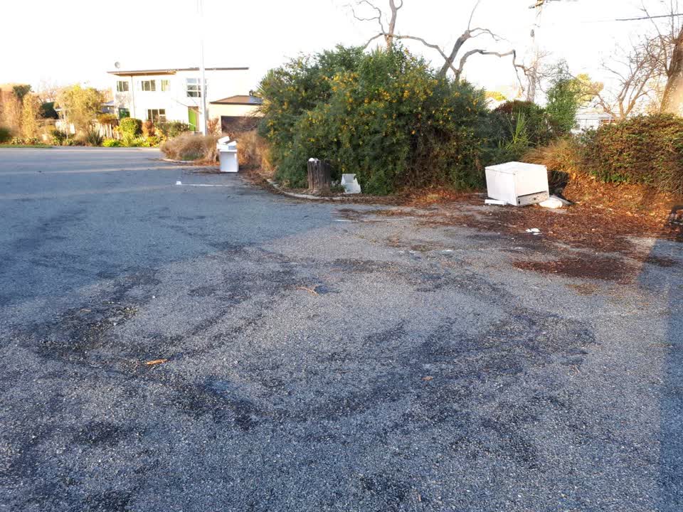 The photograph attached to this rubbish/recycling report