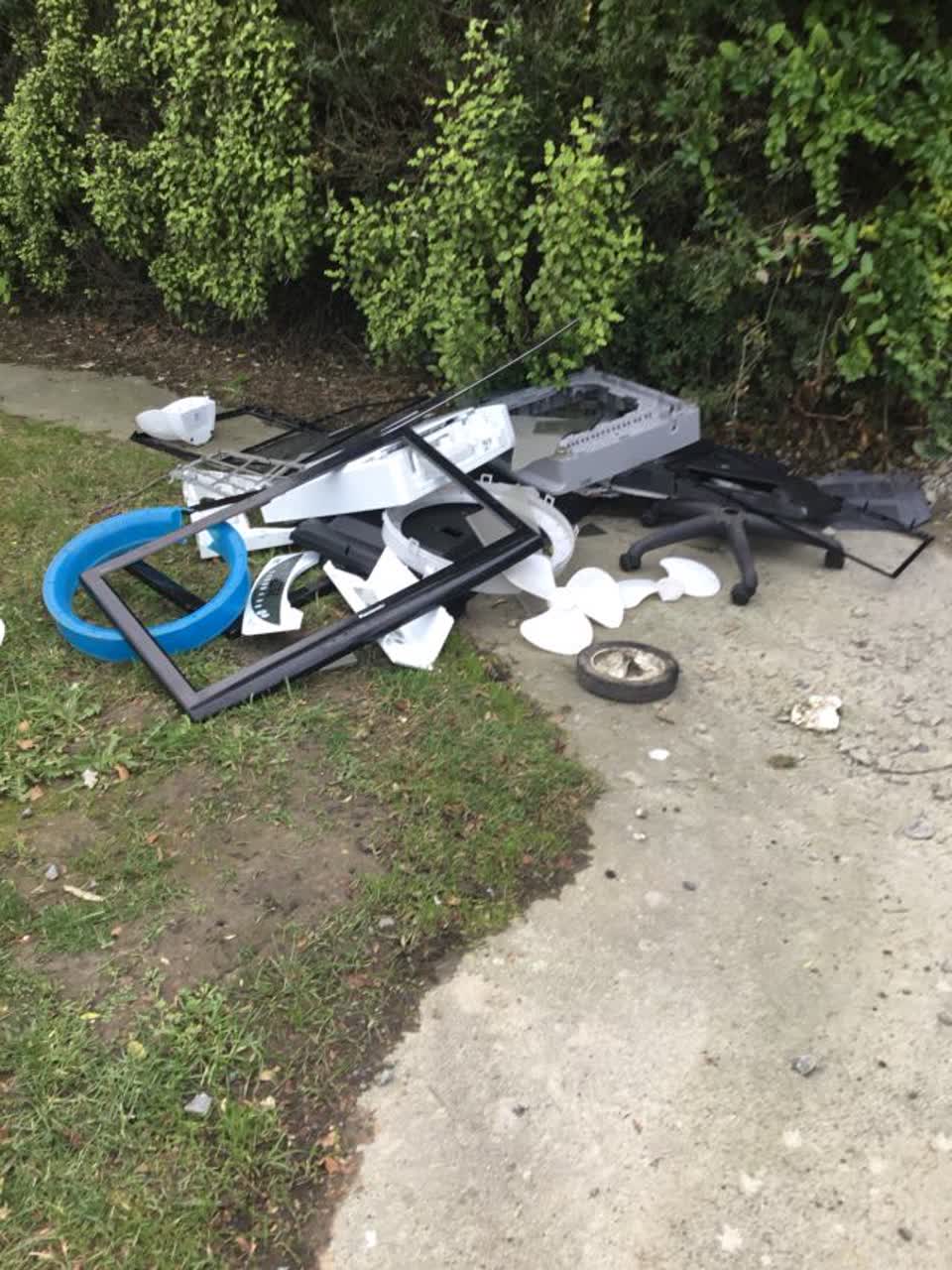 The photograph attached to this rubbish/recycling report