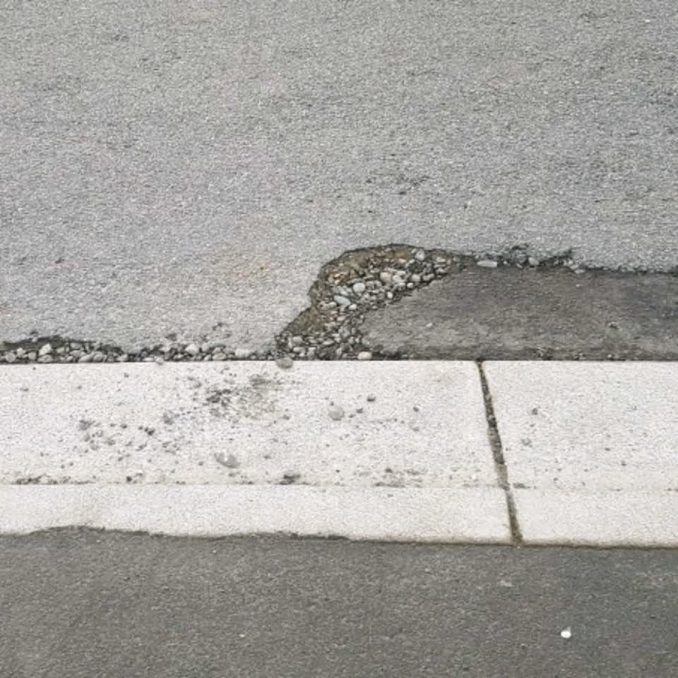 The photograph attached to this roading/streets report