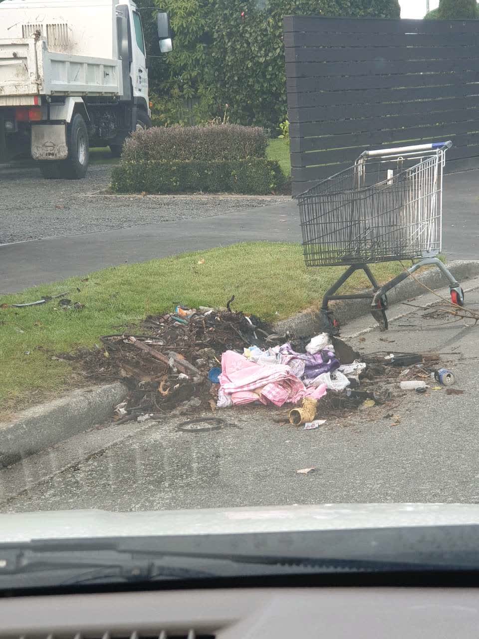 The photograph attached to this rubbish/recycling report