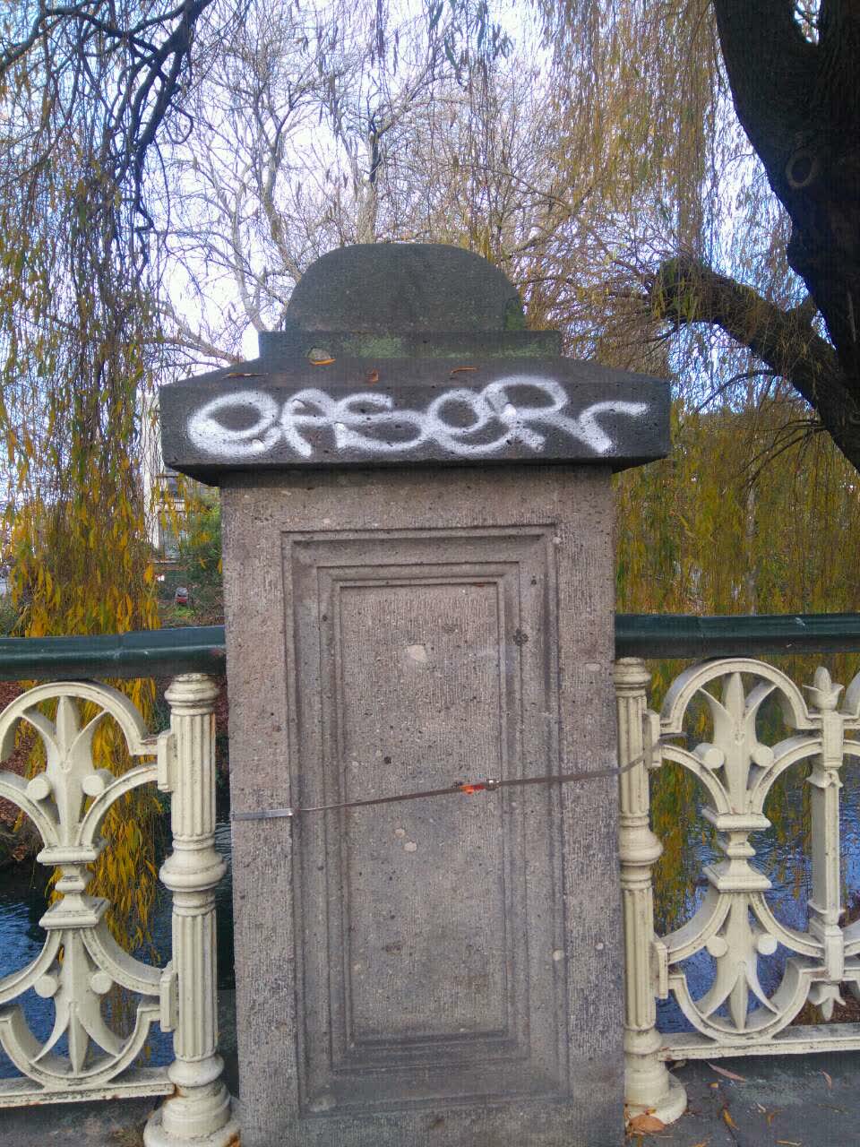 The photograph attached to this graffiti report
