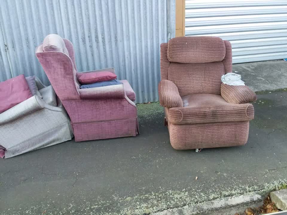 The photograph attached to this rubbish/recycling report