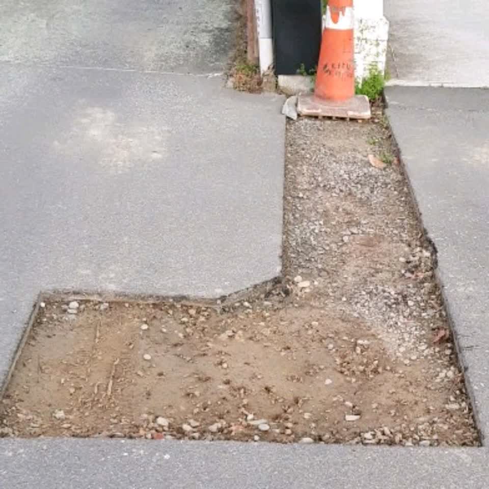The photograph attached to this roading/streets report