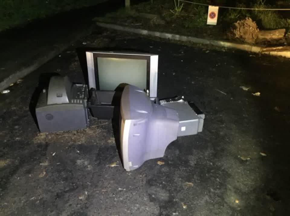 The photograph attached to this rubbish/recycling report