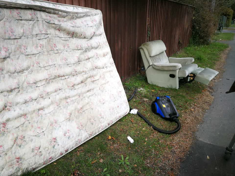 The photograph attached to this rubbish/recycling report