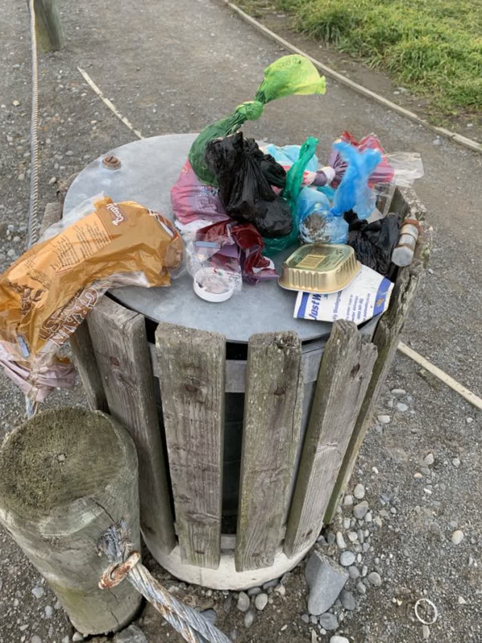 The photograph attached to this rubbish/recycling report