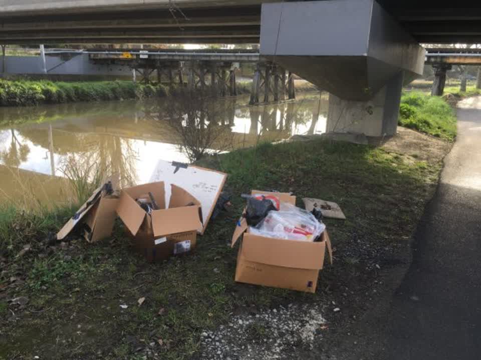 The photograph attached to this rubbish/recycling report