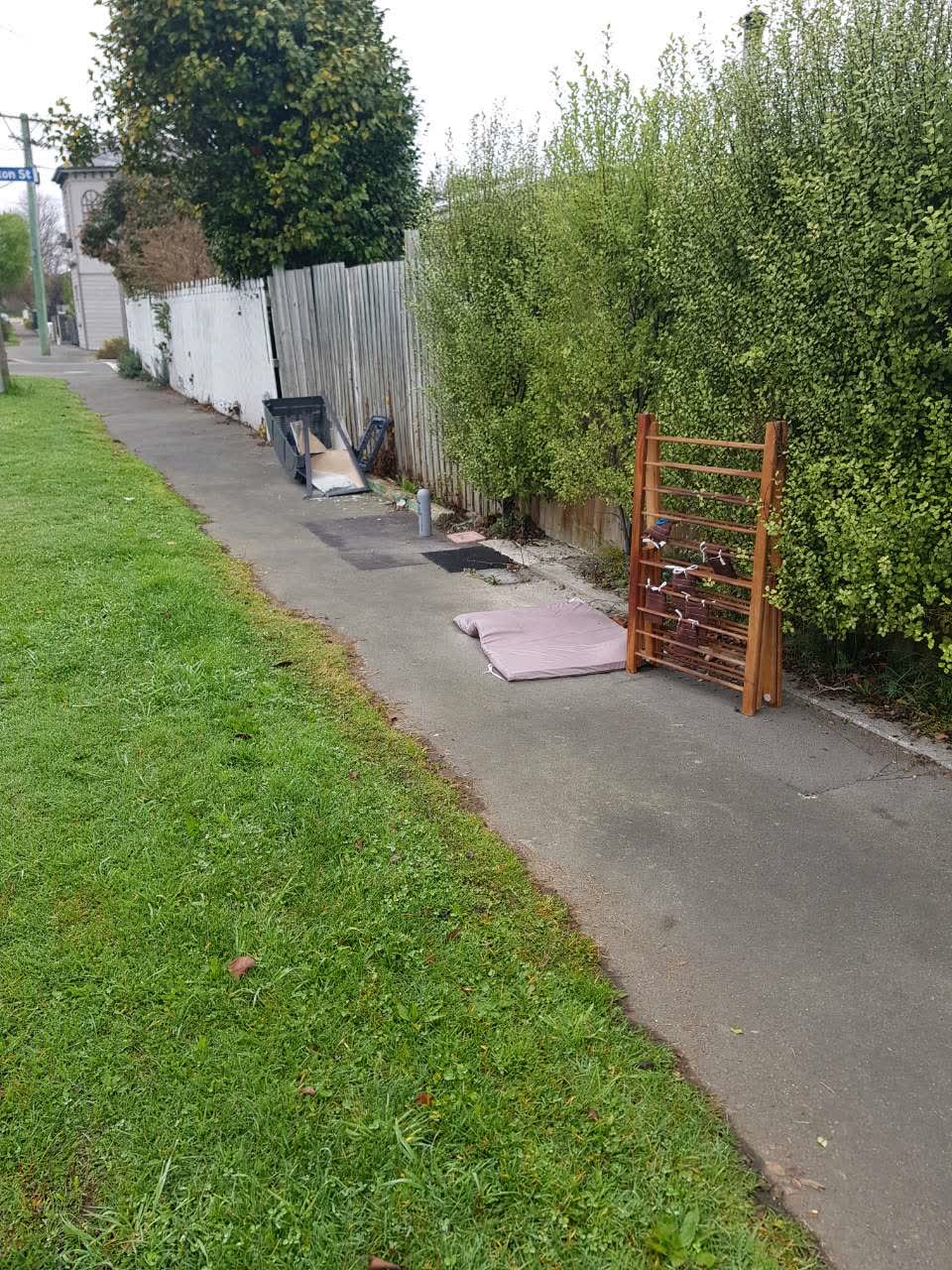 The photograph attached to this rubbish/recycling report