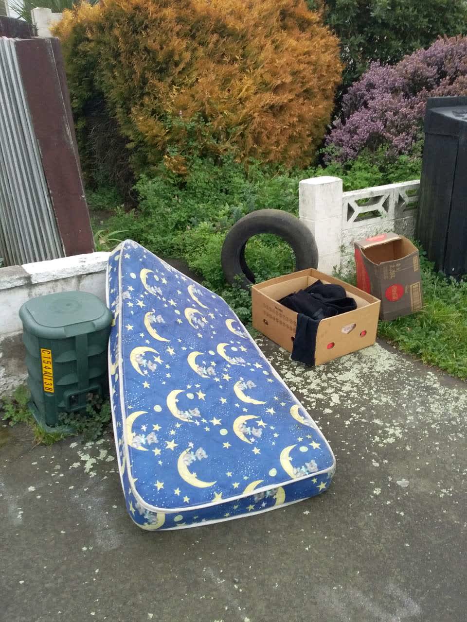 The photograph attached to this rubbish/recycling report