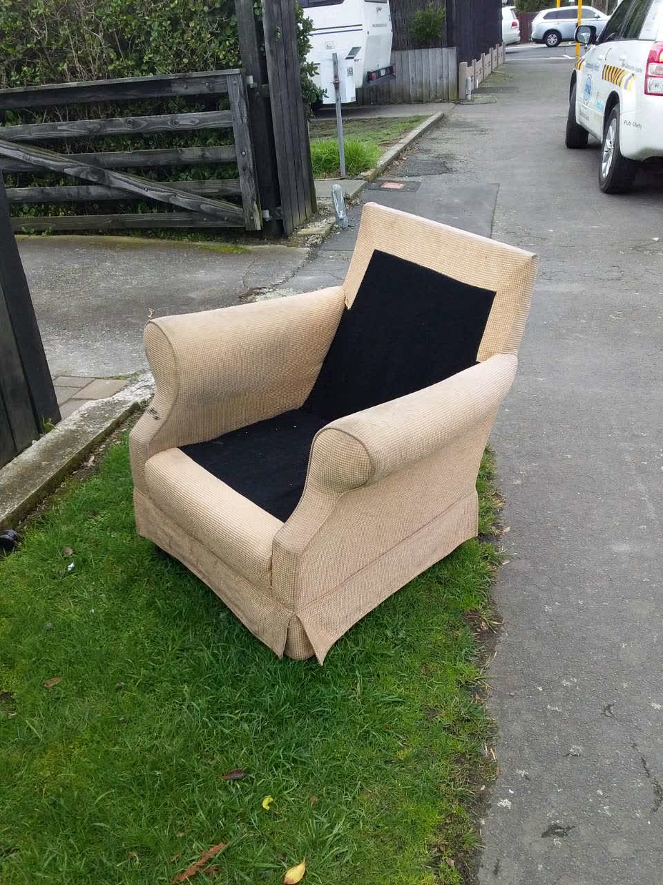 The photograph attached to this rubbish/recycling report