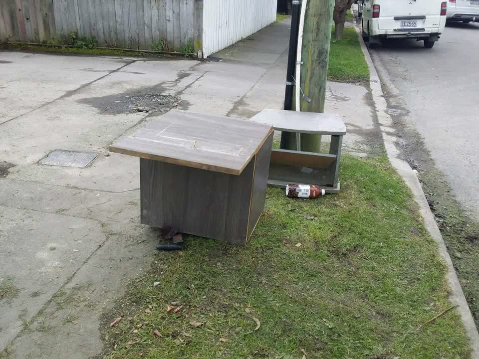 The photograph attached to this rubbish/recycling report