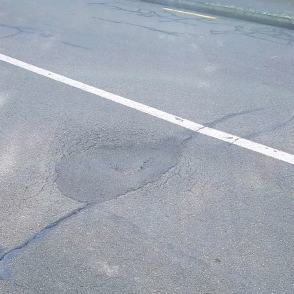 The photograph attached to this roading/streets report