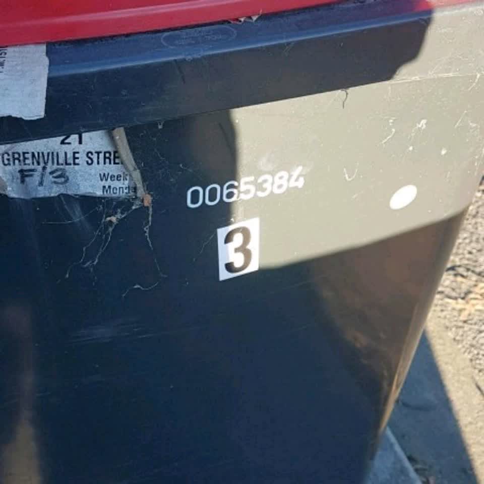 The photograph attached to this rubbish/recycling report