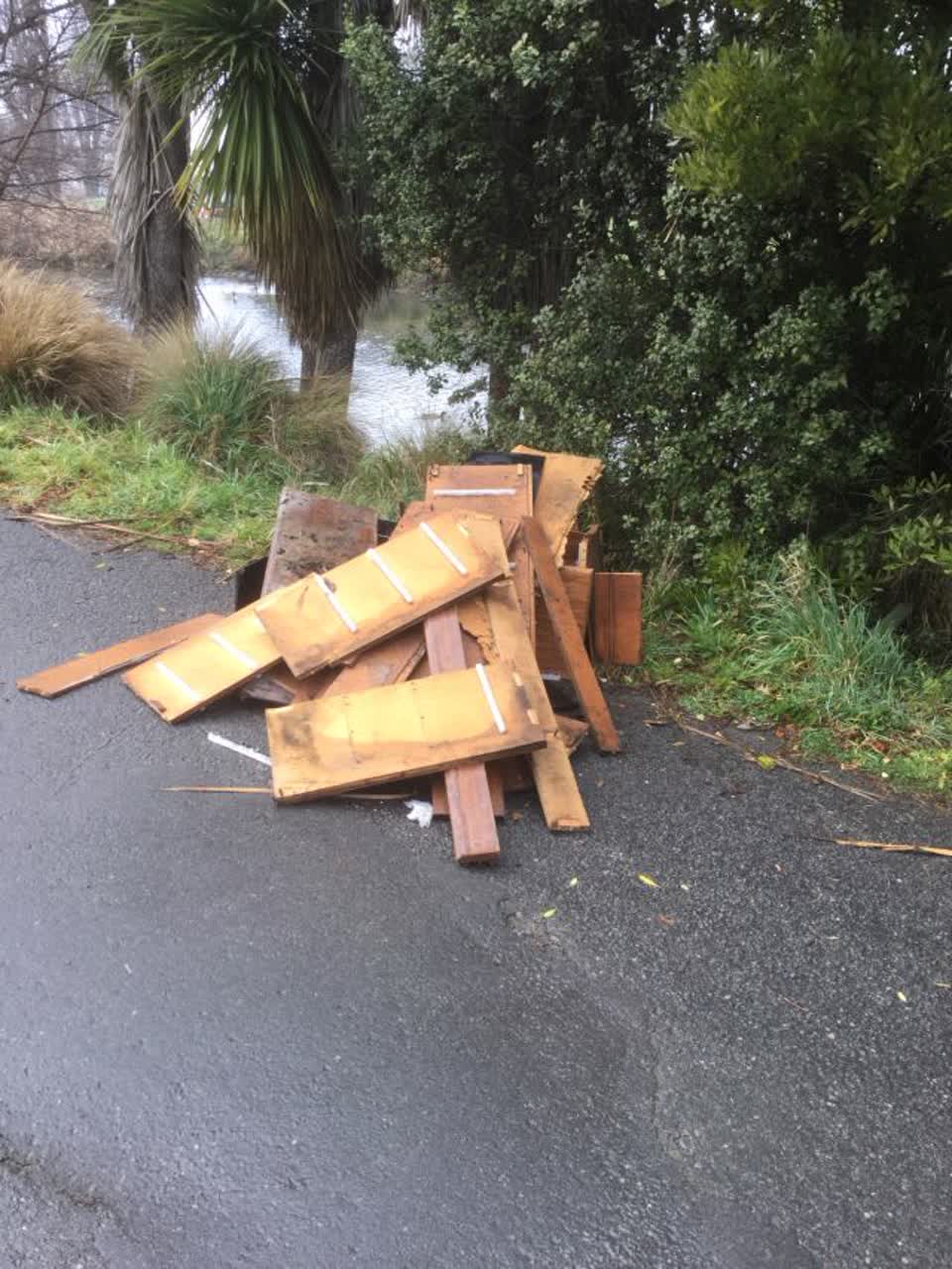 The photograph attached to this rubbish/recycling report