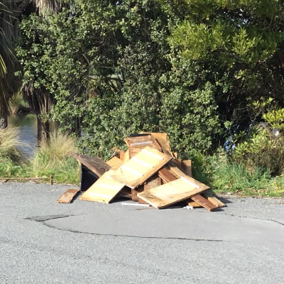 The photograph attached to this rubbish/recycling report