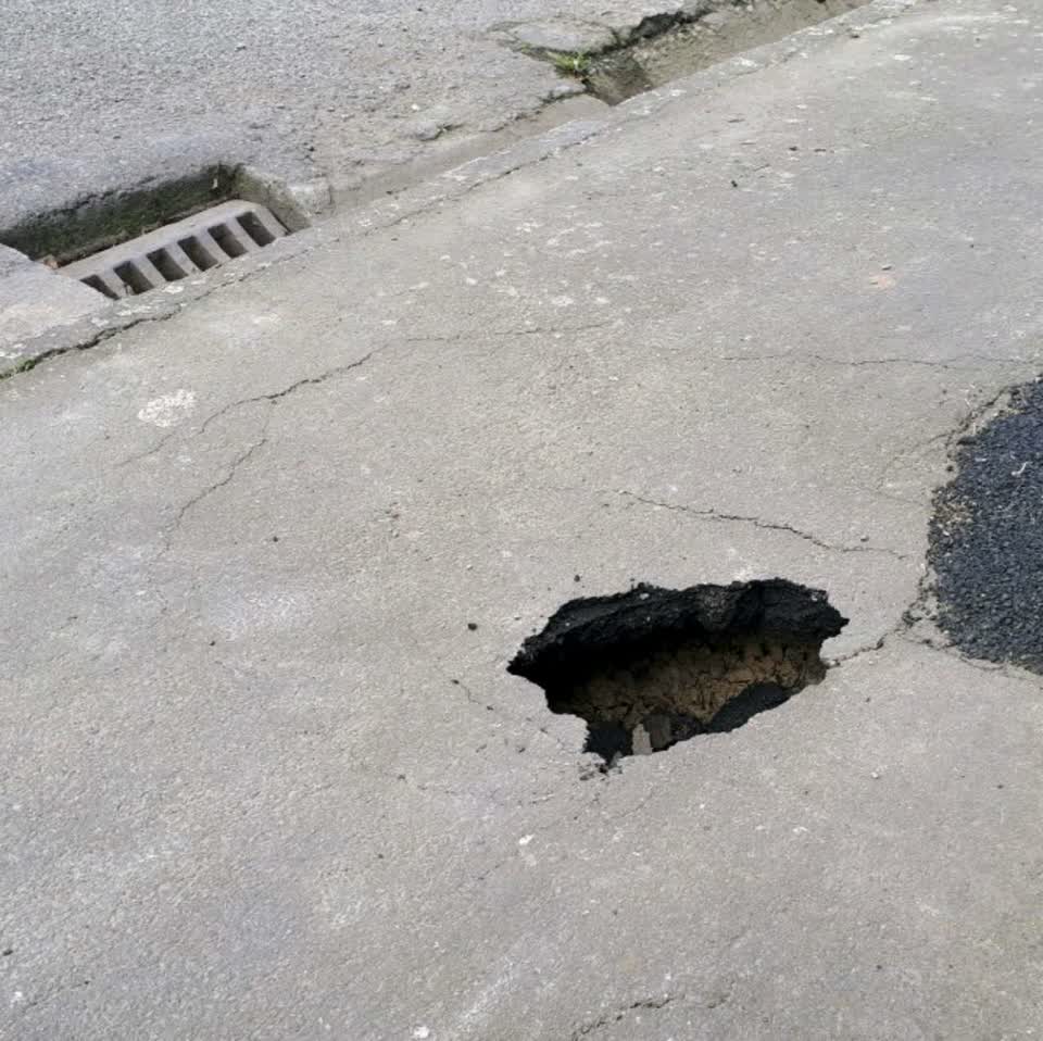 The photograph attached to this roading/streets report