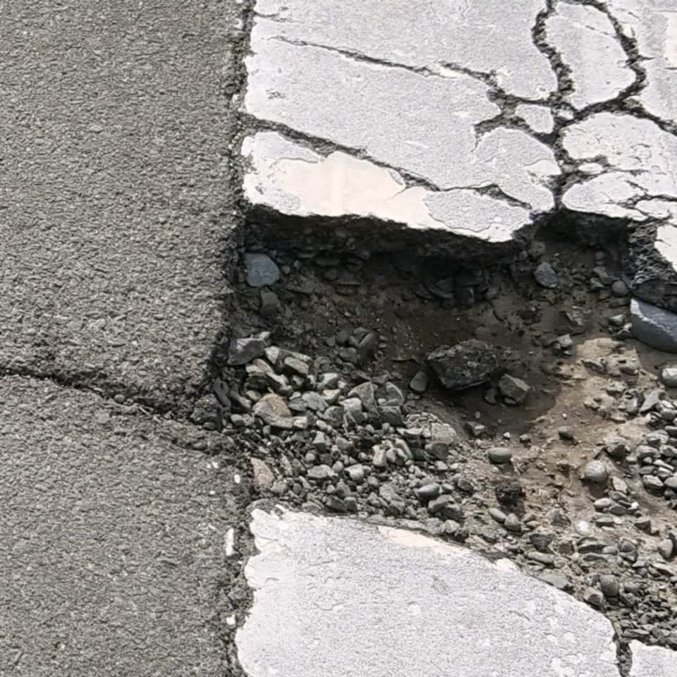 The photograph attached to this roading/streets report
