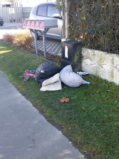 Rubbish/Recycling, a report photo