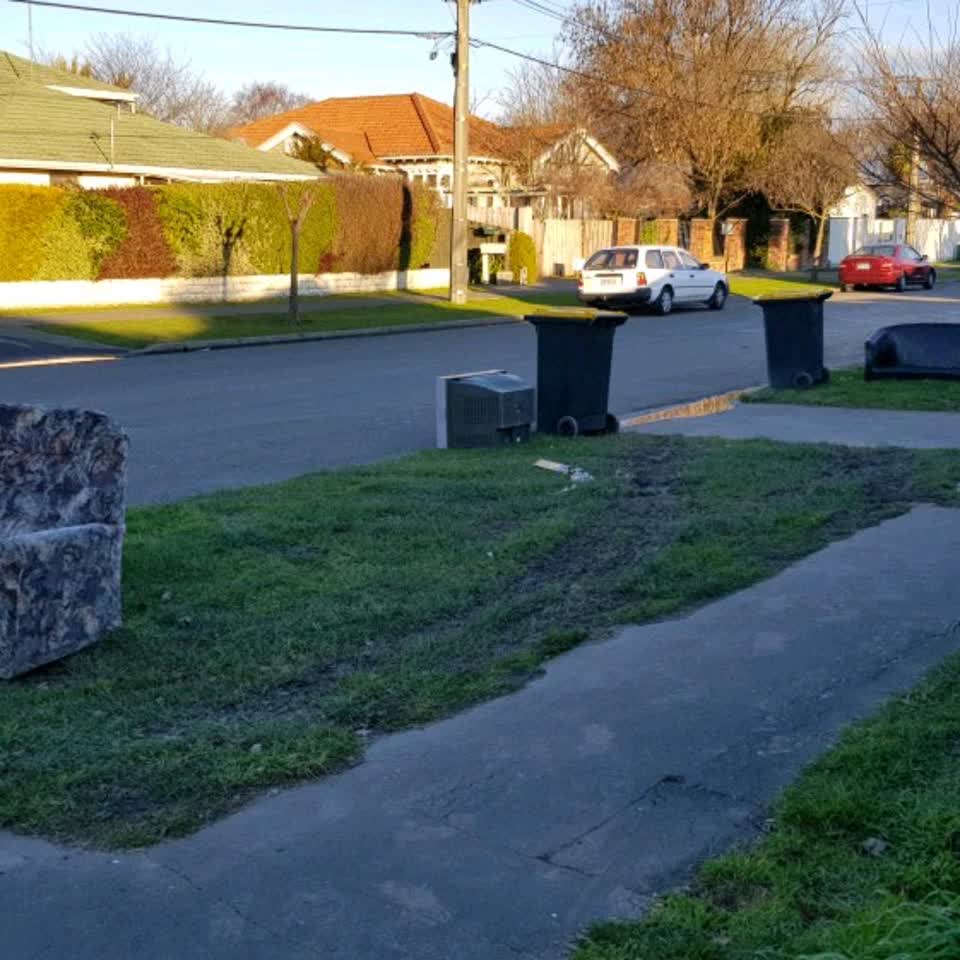 The photograph attached to this rubbish/recycling report
