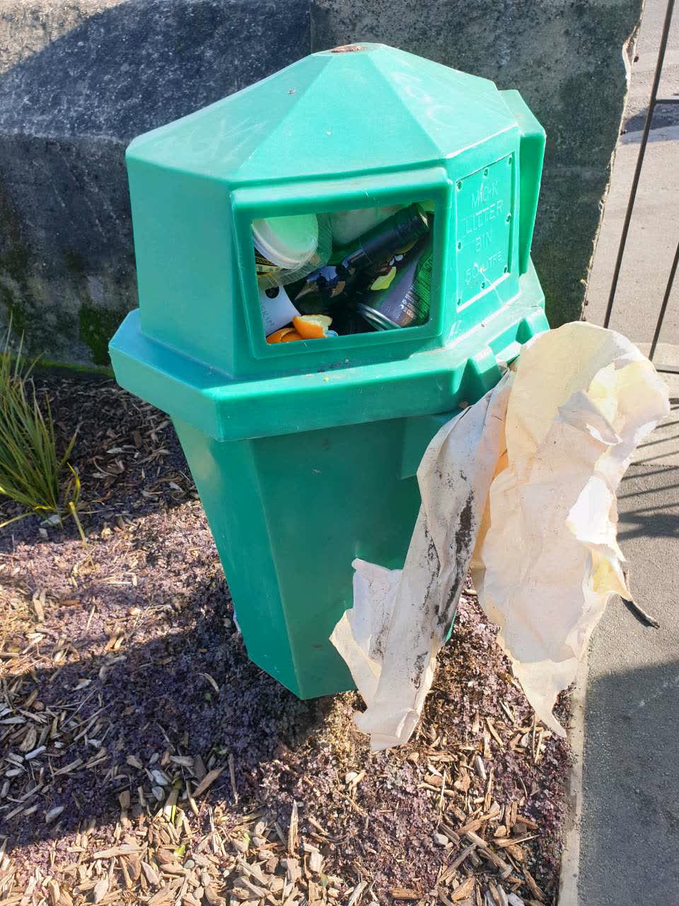 The photograph attached to this rubbish/recycling report
