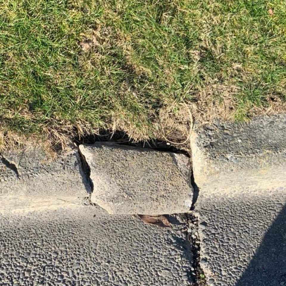 The photograph attached to this roading/streets report
