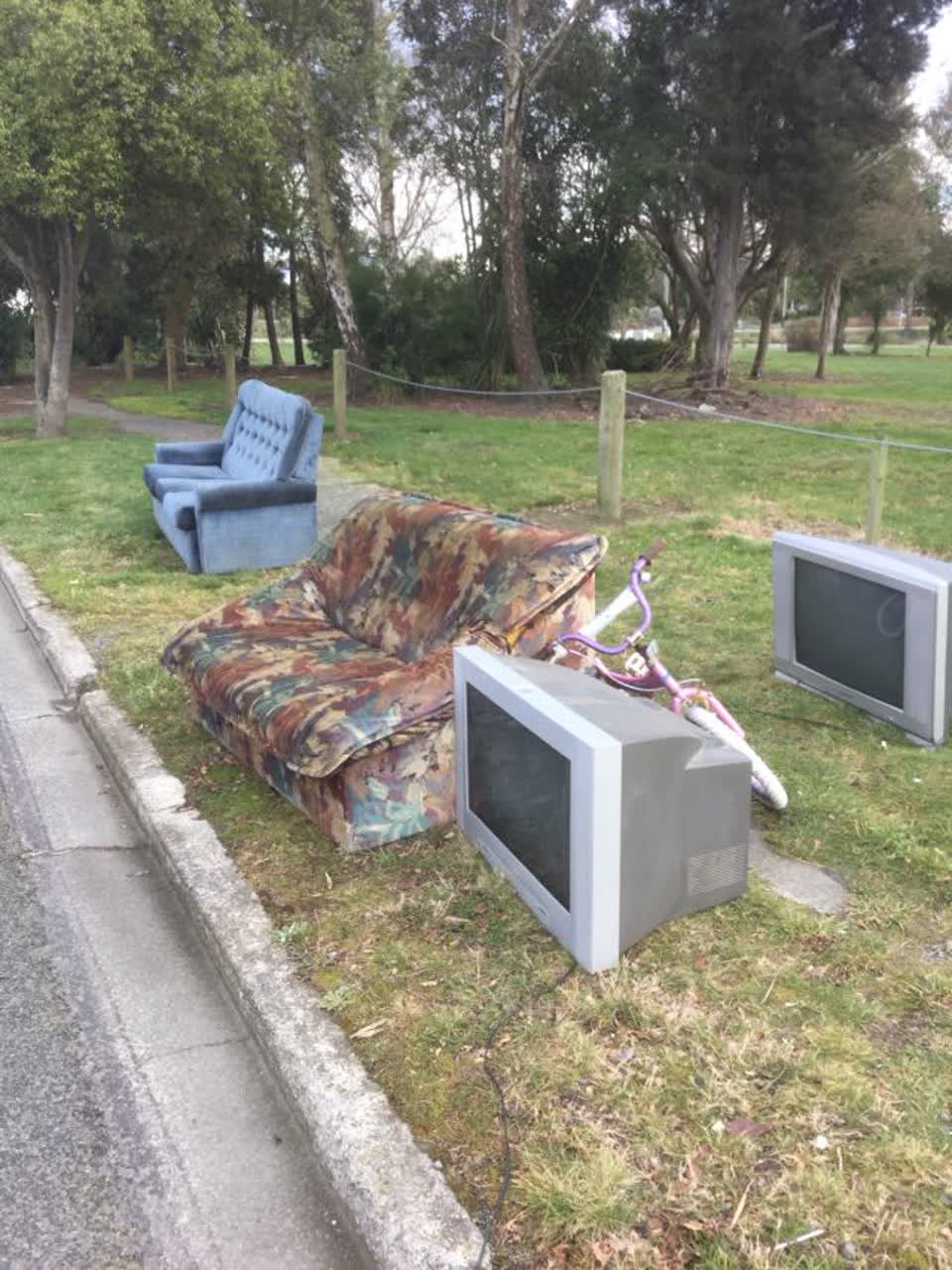 The photograph attached to this rubbish/recycling report