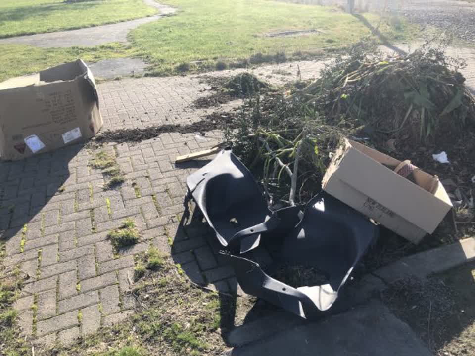 The photograph attached to this rubbish/recycling report