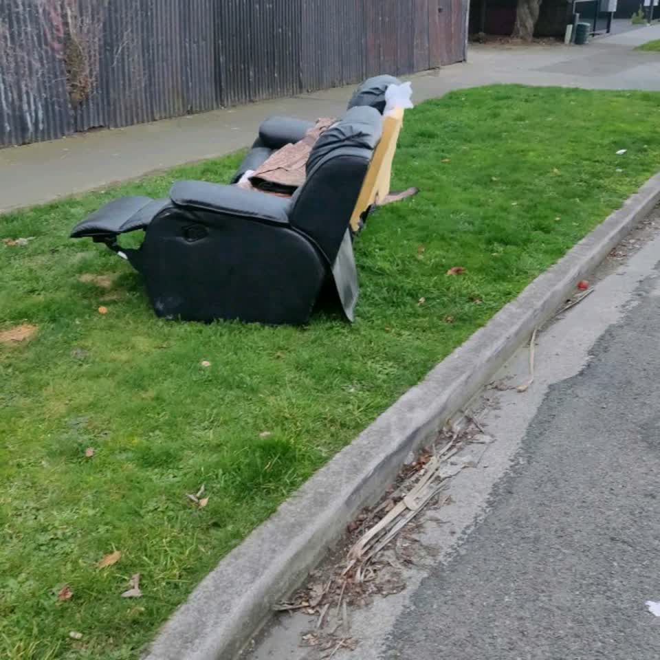 The photograph attached to this rubbish/recycling report