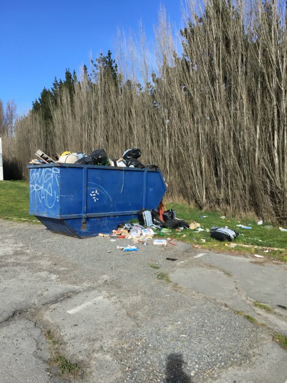 The photograph attached to this rubbish/recycling report