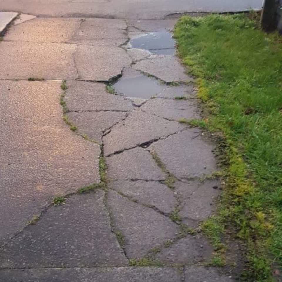 The photograph attached to this roading/streets report