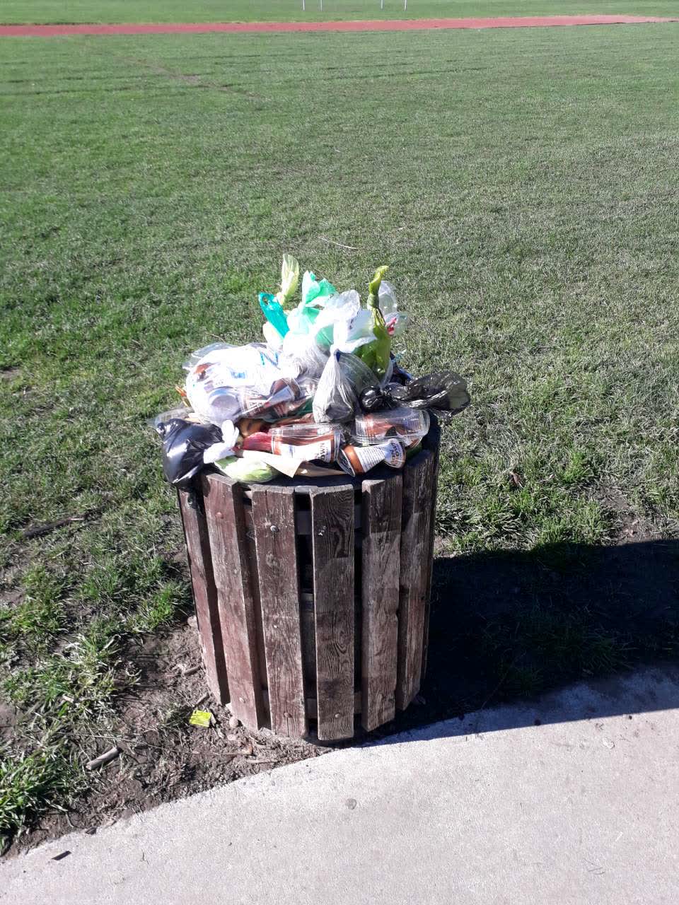 The photograph attached to this rubbish/recycling report
