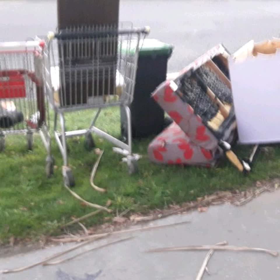 The photograph attached to this rubbish/recycling report