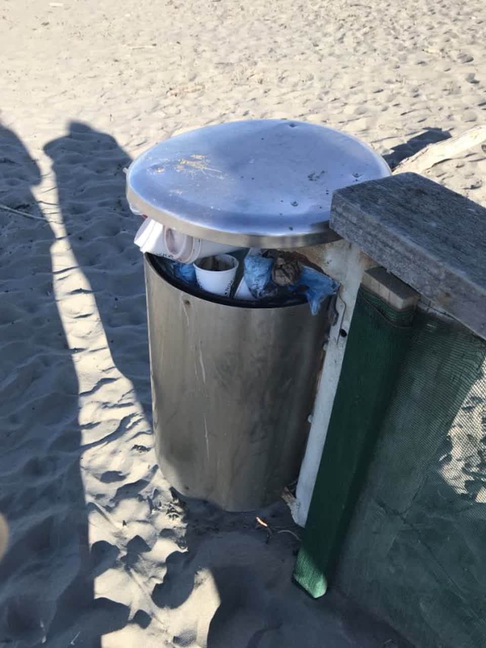 The photograph attached to this rubbish/recycling report