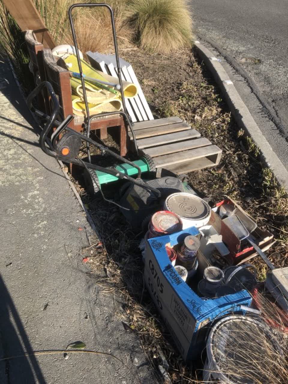 The photograph attached to this rubbish/recycling report