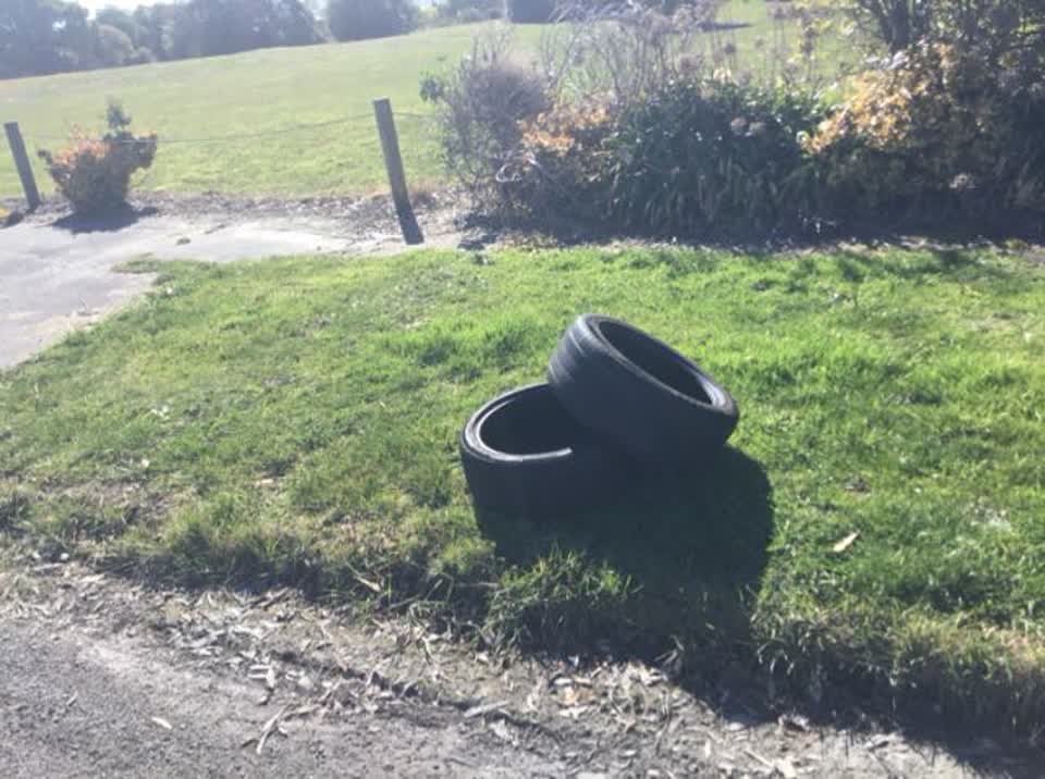The photograph attached to this rubbish/recycling report