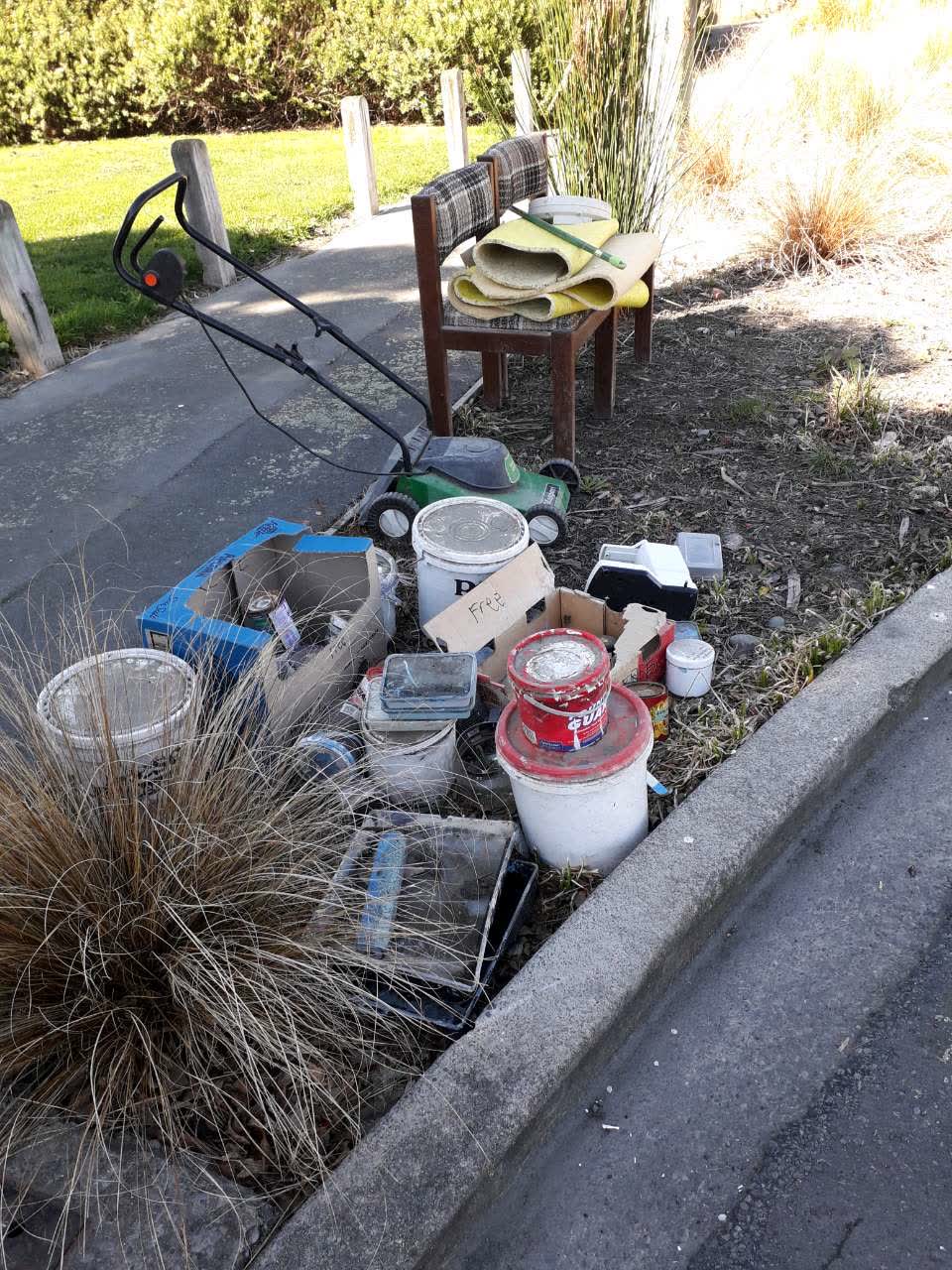 The photograph attached to this rubbish/recycling report