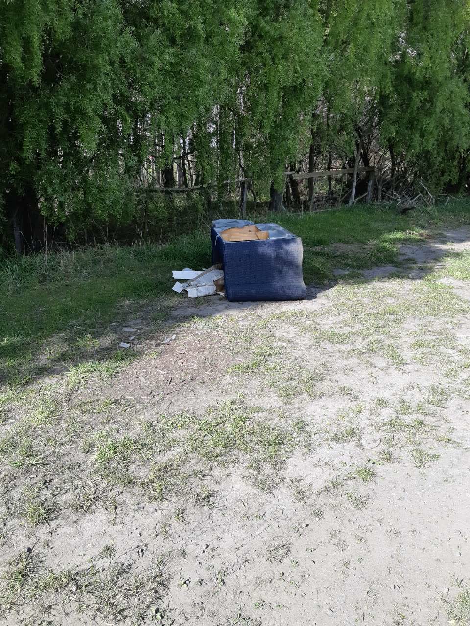 The photograph attached to this rubbish/recycling report
