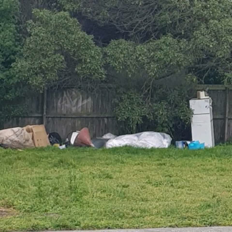 The photograph attached to this rubbish/recycling report