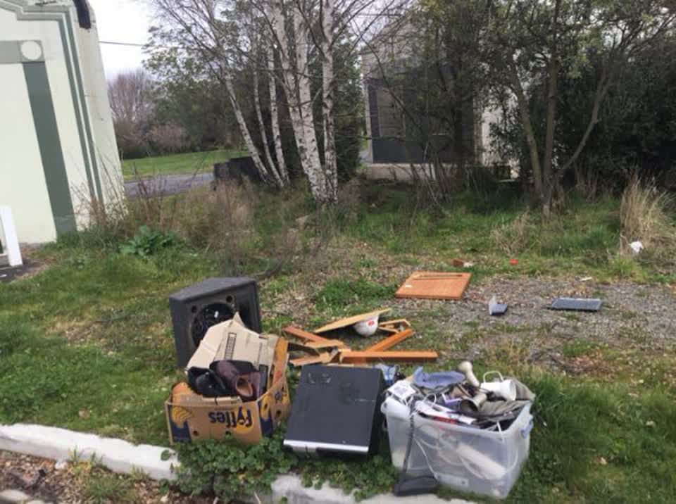 The photograph attached to this rubbish/recycling report