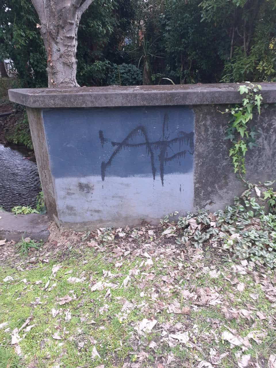 The photograph attached to this graffiti report
