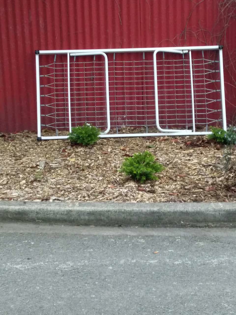 The photograph attached to this rubbish and bins - general report