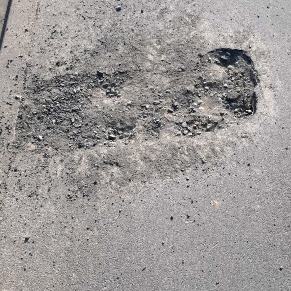 The photograph attached to this roading/streets report