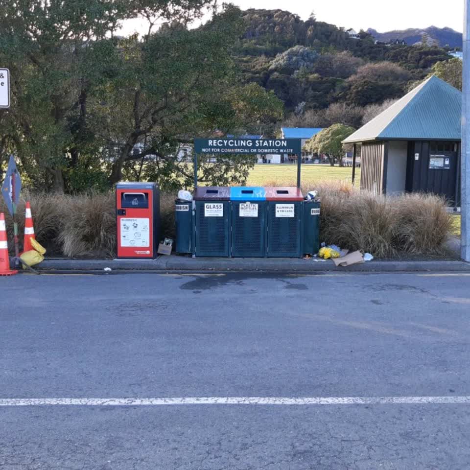 The photograph attached to this rubbish and bins - general report