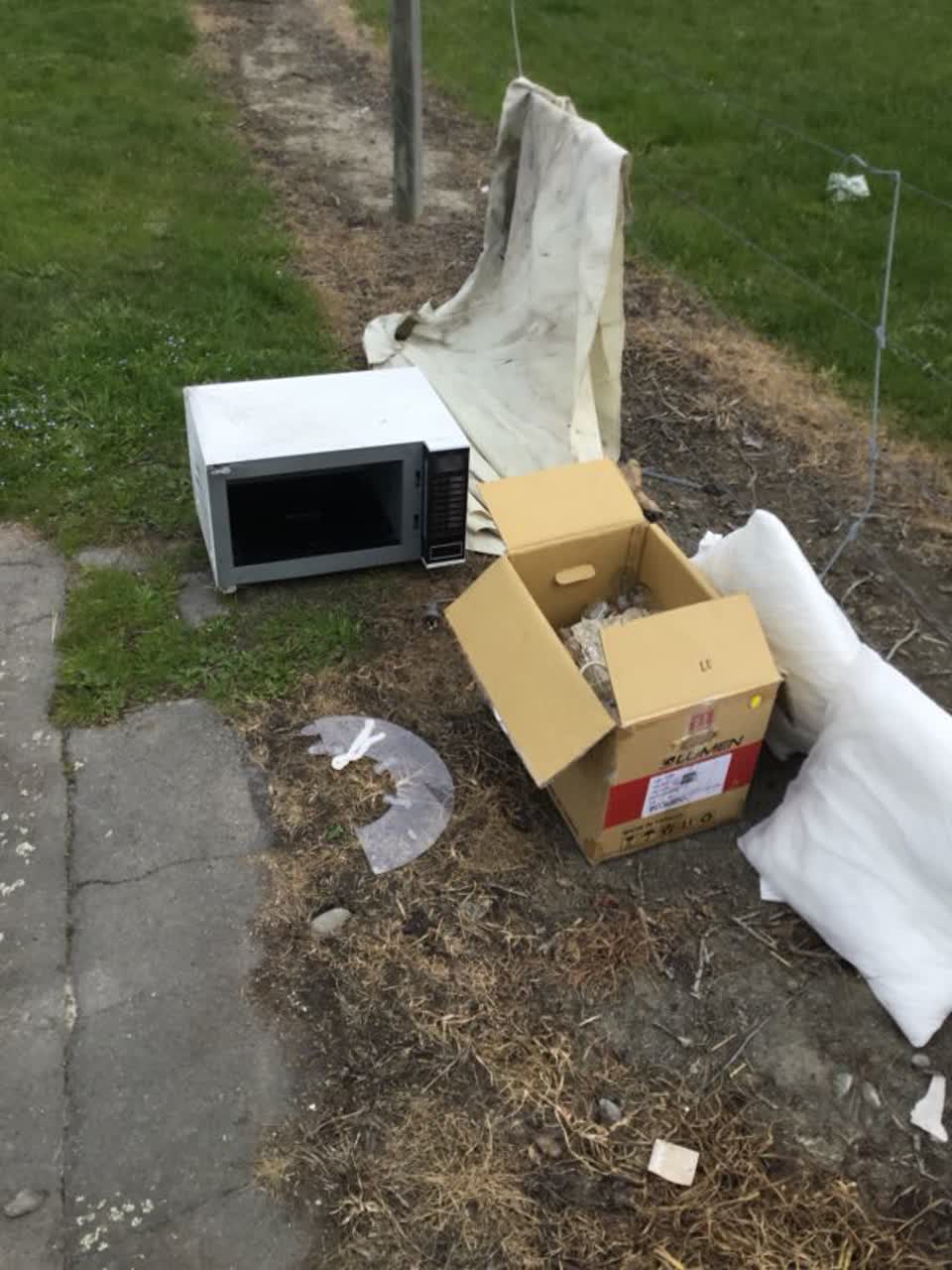 The photograph attached to this rubbish/recycling report